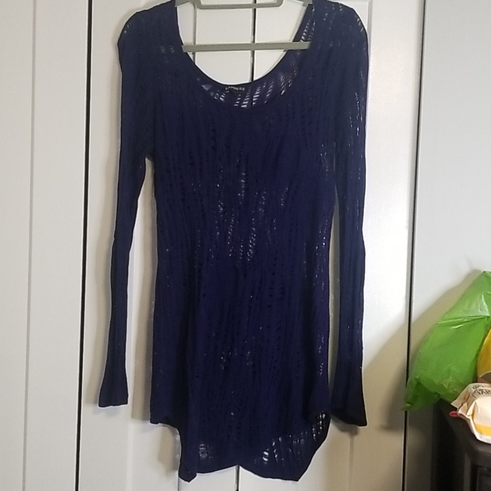 A symmetrical 100% rayon knitted shirt